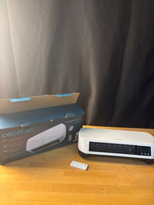 une télécommande posée à côté d'un boîtier sur une table