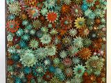 un gros plan d'une peinture représentant des fleurs sur un mur