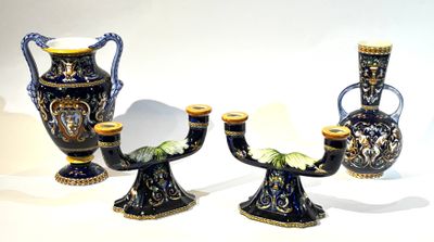 trois vases posés l'un à côté de l'autre sur une table