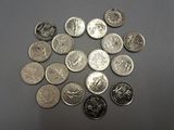 un lot de pièces de monnaie posées sur une table