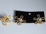 une paire de boucles d'oreilles ornées de motifs noirs et blancs