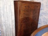 un lit et une commode dans une chambre au papier peint bleu et blanc