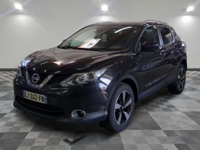 a picture of a black nissan qxv in a showroom