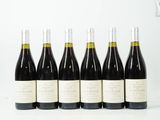 six bouteilles de vin sont alignées dans une rangée