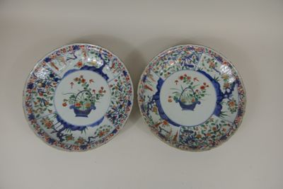 Paire de plats creux en porcelaine à émaux polychromes et re…