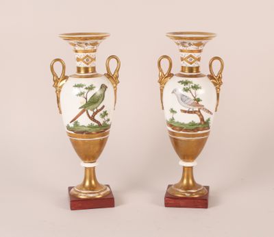 une paire de vases anciens ornés de motifs représentant des oiseaux et des arbres