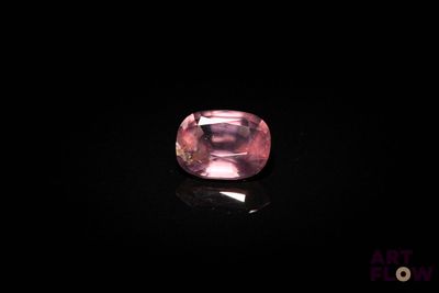 un saphir rose sur un fond noir