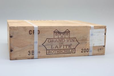 une caisse en bois sur laquelle est apposée une étiquette portant l'inscription « Grand Vin de la Cité Rothschild »