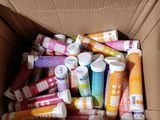 une boîte en carton remplie de différents types de dentifrice