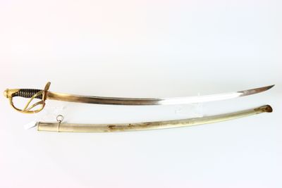 une vieille épée avec un manche en or sur fond blanc
