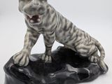 une statue représentant un chien assis sur un rocher