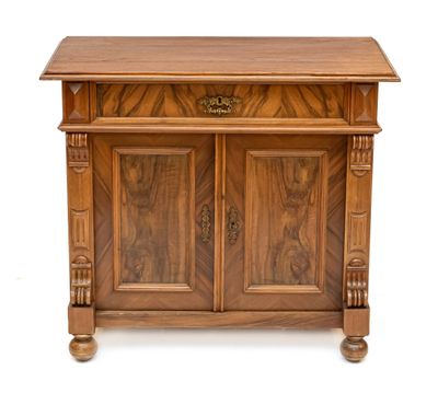 une image d'un meuble en bois avec deux portes et un tiroir