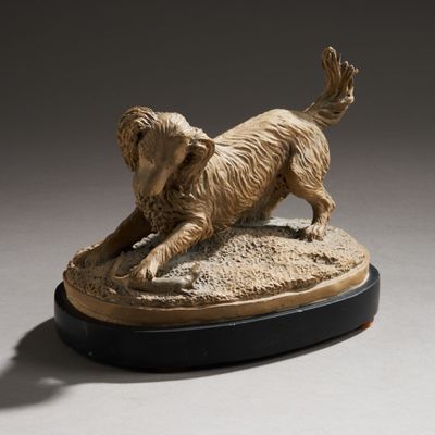 statue d'un golden retriever posée sur un socle noir, sur un fond gris