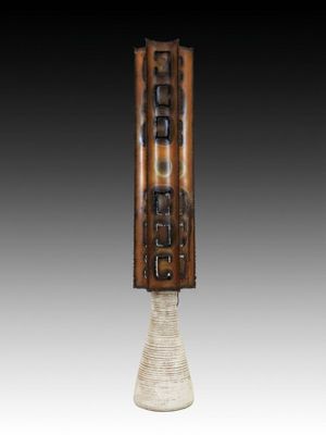 une image représentant un grand vase blanc posé sur un socle en bois