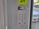 une porte équipée d'un clavier numérique et d'une pancarte apposée sur la porte