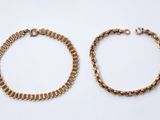 une paire de bracelets en or sur fond blanc