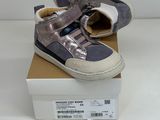 une boîte sur laquelle est posée une paire de chaussures