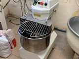 une photo d'une cuisine avec un mixeur et un évier