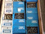 plusieurs boîtes de vis dans une boîte posée par terre