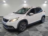 la voiture blanche est garée sur un sol en damier dans le garage