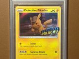 un gros plan d'une carte Pokémon accrochée au mur