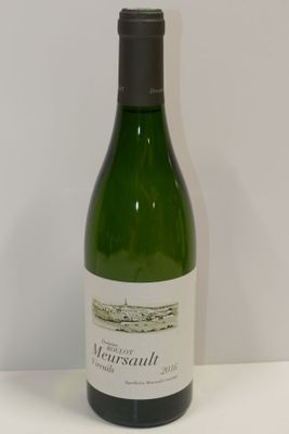 une bouteille de vin posée sur une table