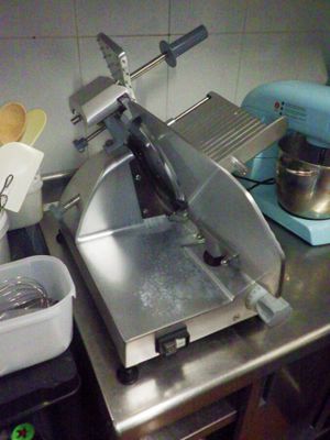 un appareil posé sur le plan de travail de la cuisine