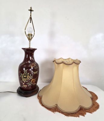 une lampe posée à côté d'un abat-jour sur une table