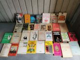 un grand nombre de livres posés sur une table