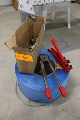 une boîte à outils posée sur un fût bleu