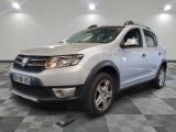une photo d'une dacia blanche garée sur un sol en damier