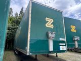 un grand camion vert orné d'un logo « z » jaune