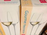 deux cartons de verres à vin posés sur une table
