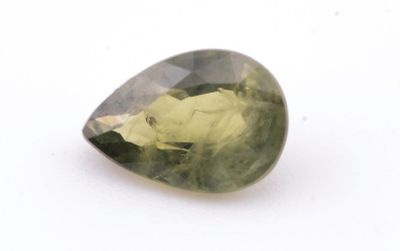 un gros plan d'un quartz vert posé sur une surface blanche