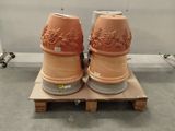 deux pots en argile posés sur une palette dans une pièce