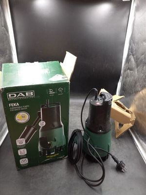 une boîte contenant une lampe et un cordon d'alimentation, posée par terre