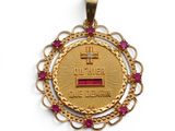 Gros plan sur une médaille d'or ornée d'une croix