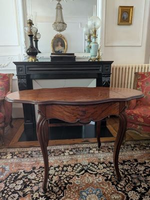 an image of a living room with a table and chairs