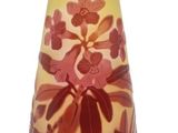 vase jaune et rouge orné de fleurs sur fond blanc