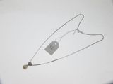 collier en argent avec une pendentif et une perle sur une chaîne