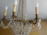 un lustre suspendu au plafond d'une chambre à coucher