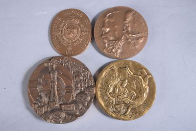 trois types de pièces différents sont présentés sur une surface blanche