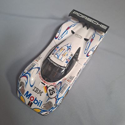 une voiture jouet posée sur une table