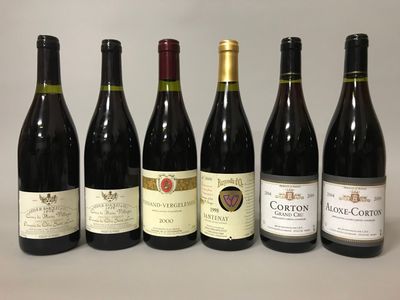 six bouteilles de vin sont alignées sur une table