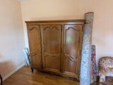 une armoire en bois dans un coin du salon