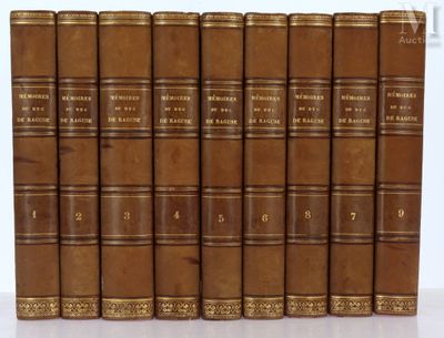 une pile de six livres posée sur une table blanche
