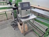 une machine posée sur une table dans une usine