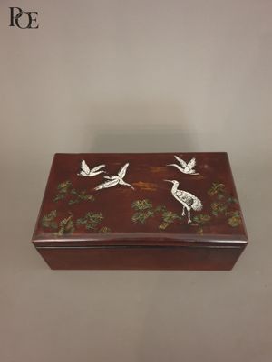 Boîte rectangulaire en bois laqué brun à décor de hérons et … - Photo 1