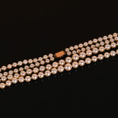un collier de perles à trois rangs muni d'un fermoir en or