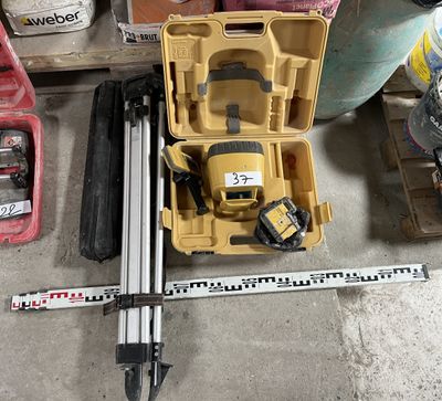 une photo d'une boîte à outils contenant des outils